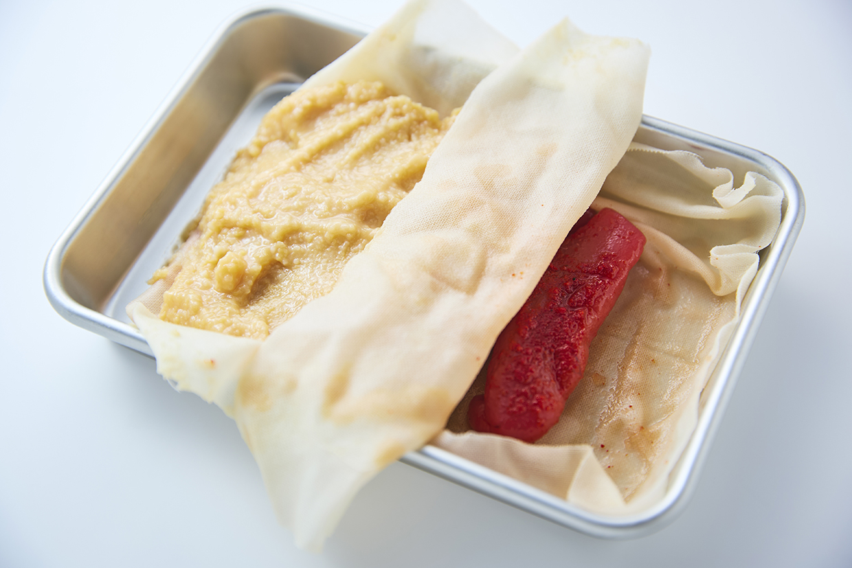 明太子を味噌床に漬ける