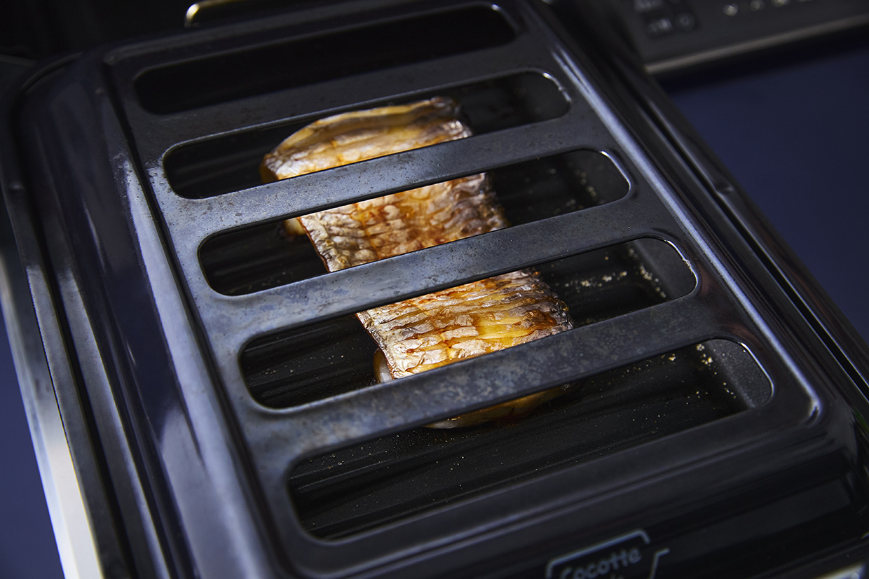 ココットプレートで太刀魚を焼く