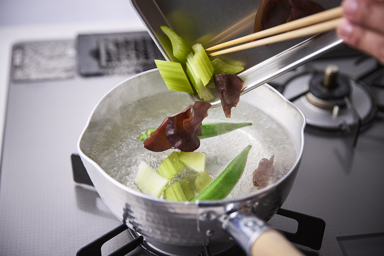 野菜を湯がく