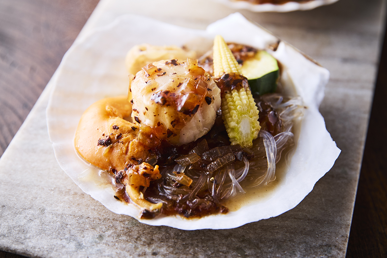『饗華』のホタテと夏野菜の豆豉ソース蒸し