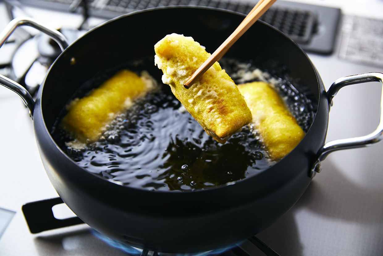 薄焼き玉子の春巻きを揚げる