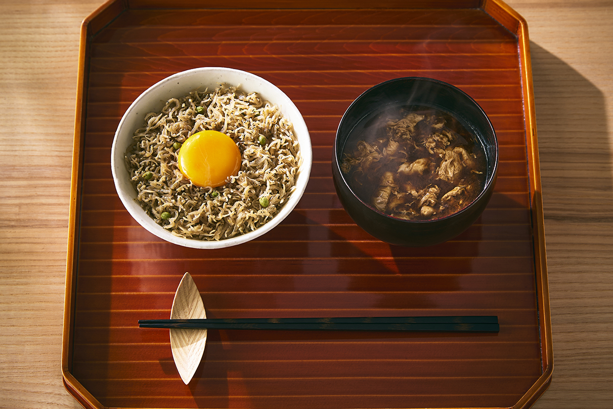 『日本料理と日本酒 惠史（さとし）』のちりめん山椒の卵かけご飯＆白い赤出汁の完成