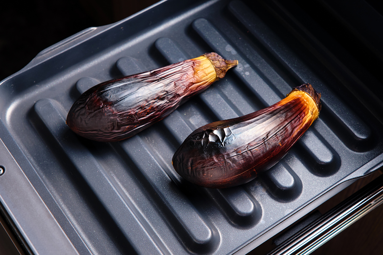 ナスをグリルで焼く