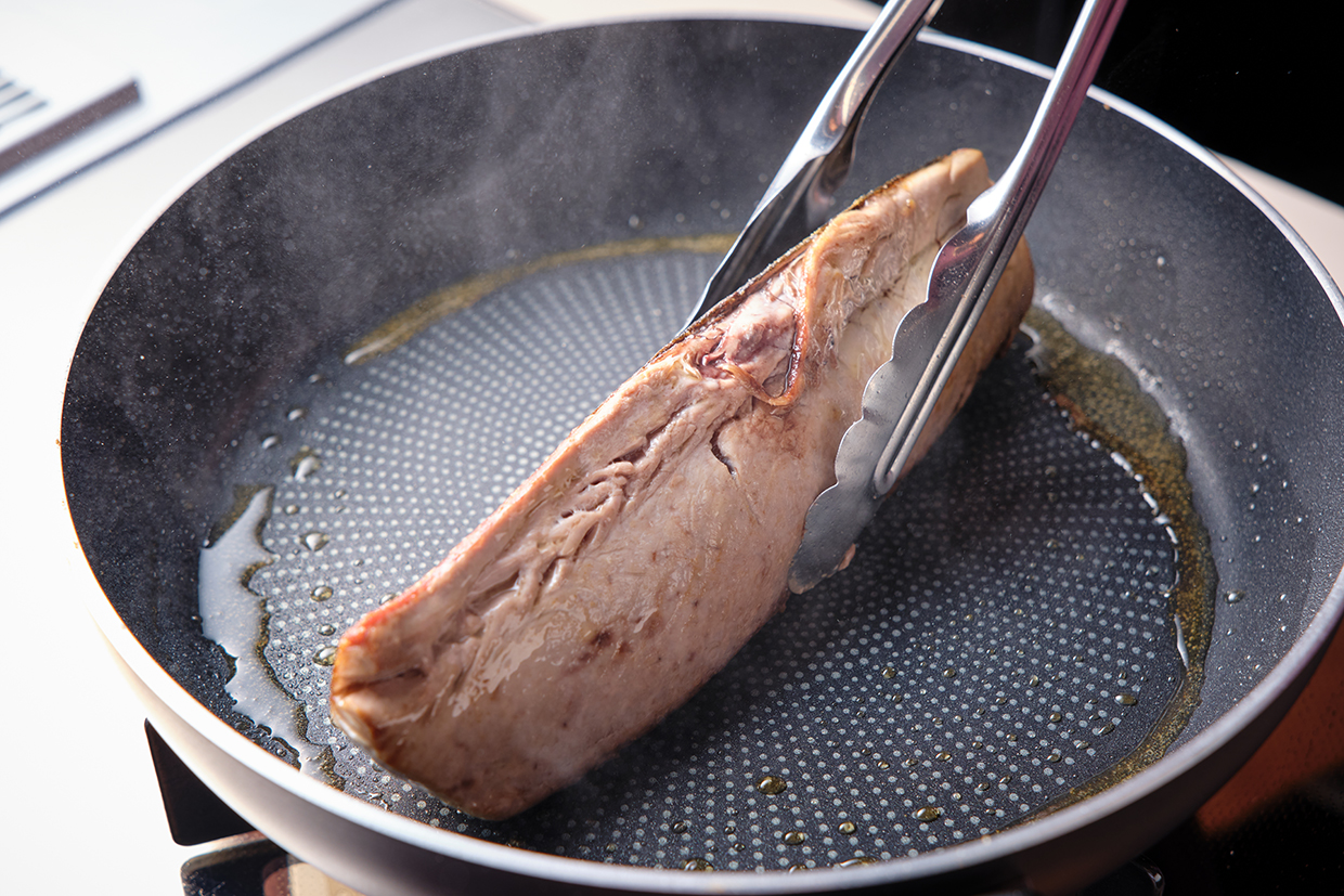 カツオの表面を焼き固める