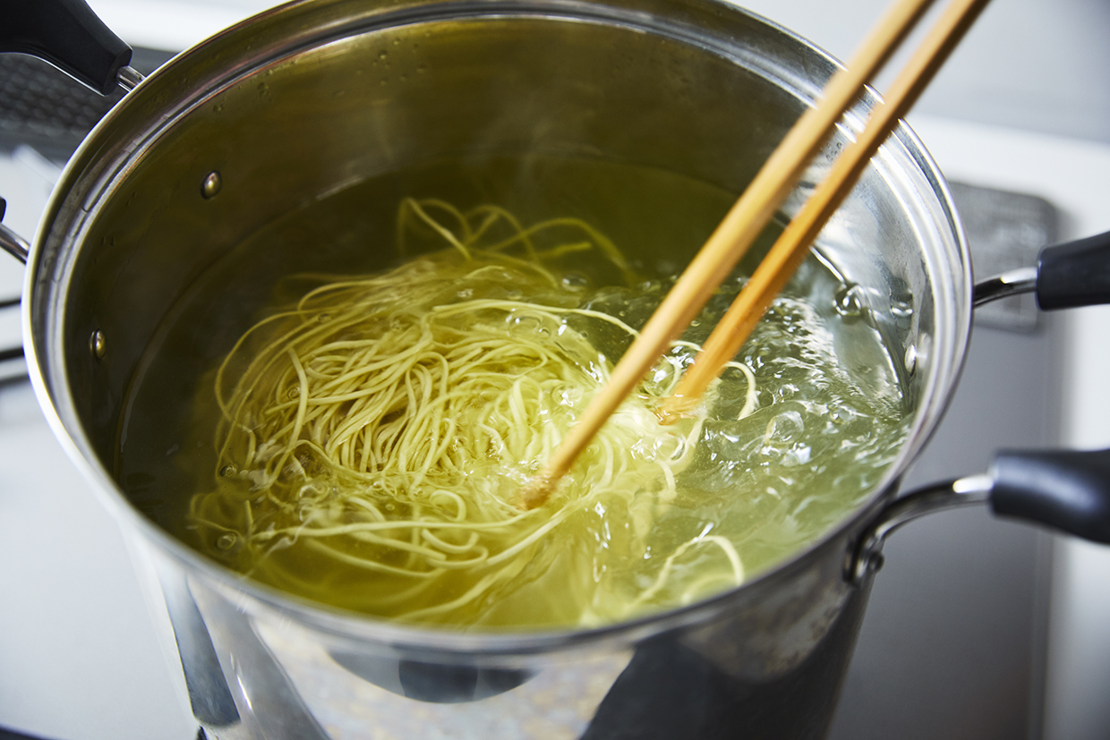麺を茹でる
