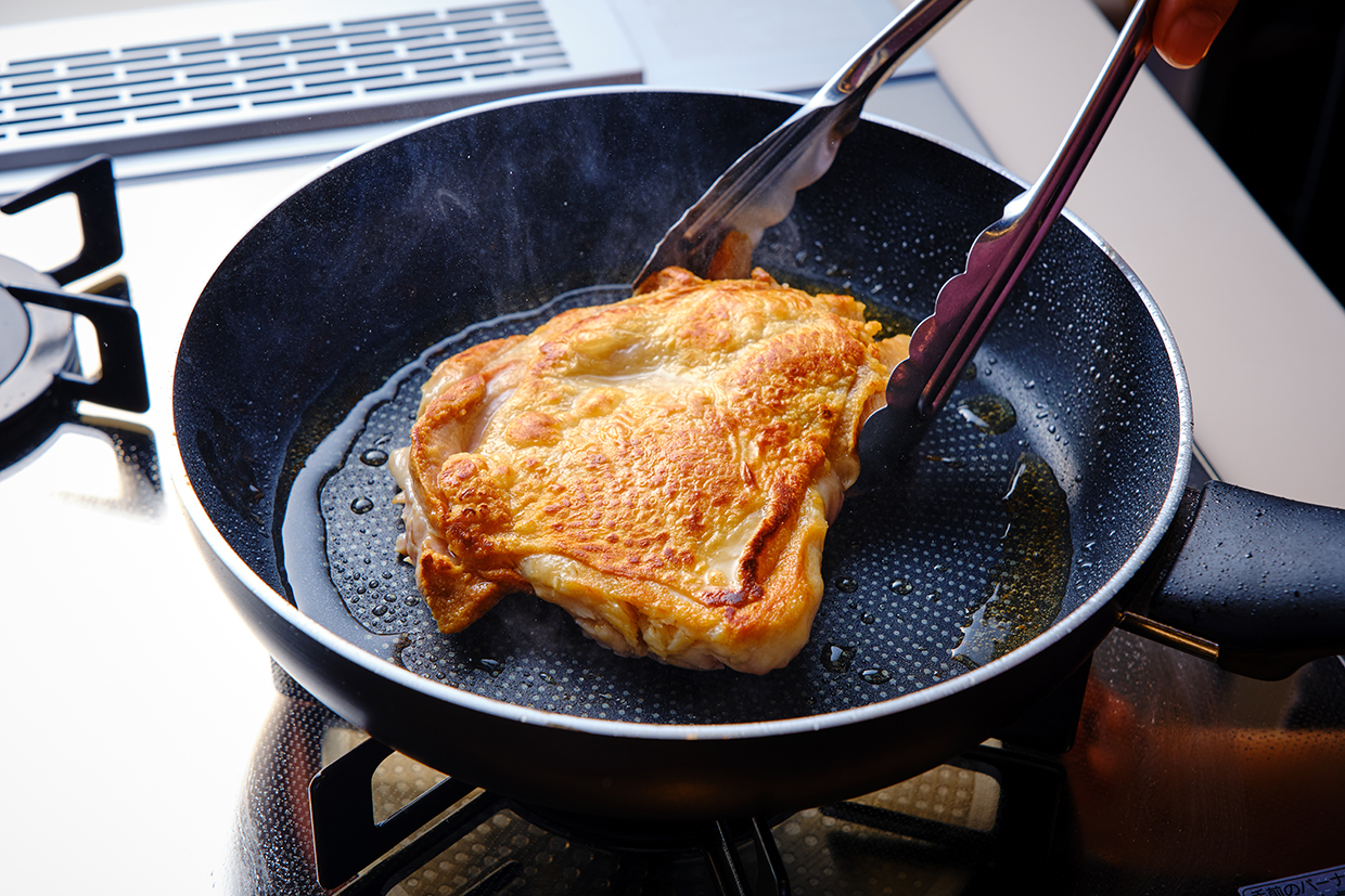 鶏モモ肉を焼く