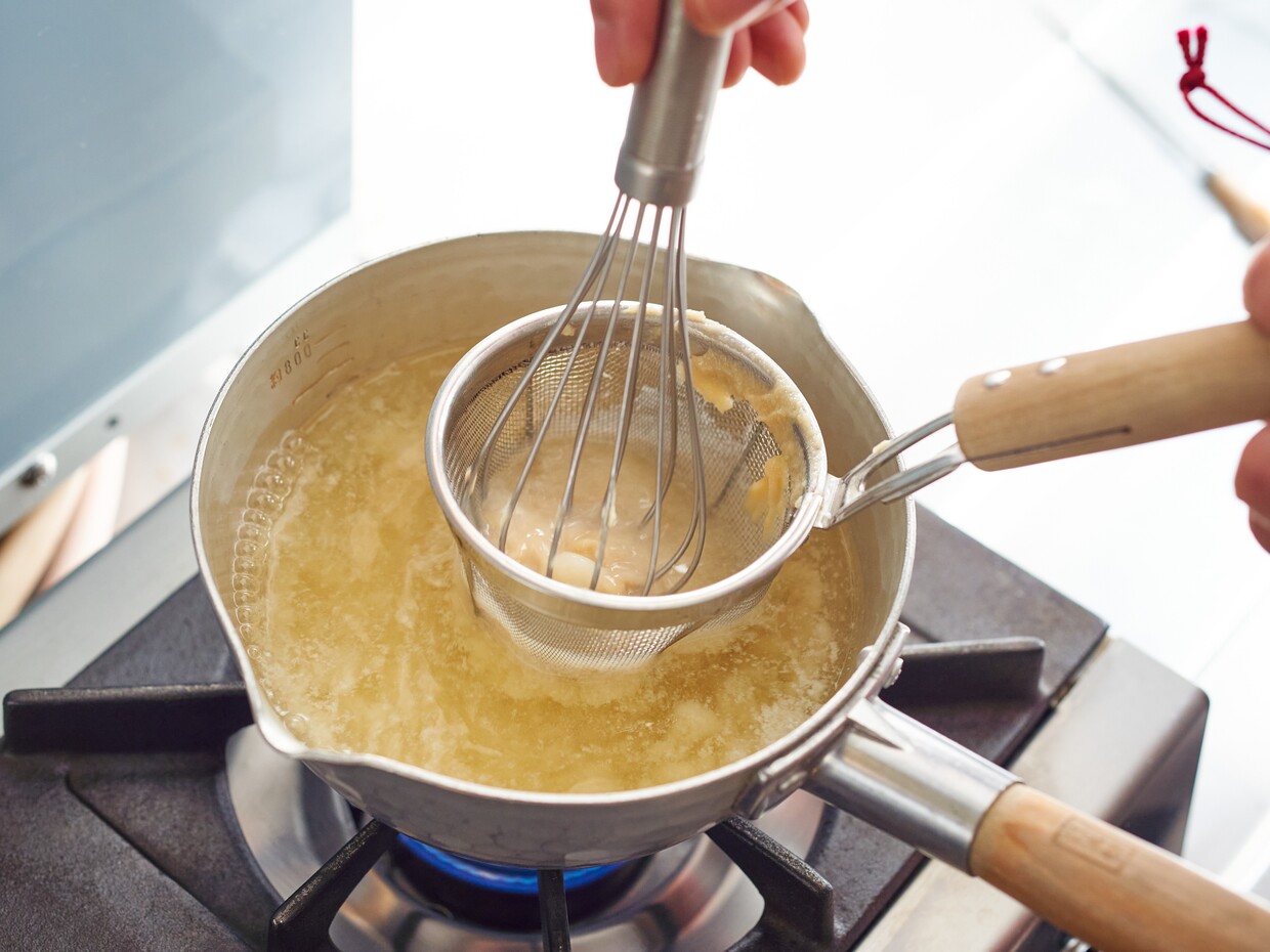 だしに白味噌を溶く