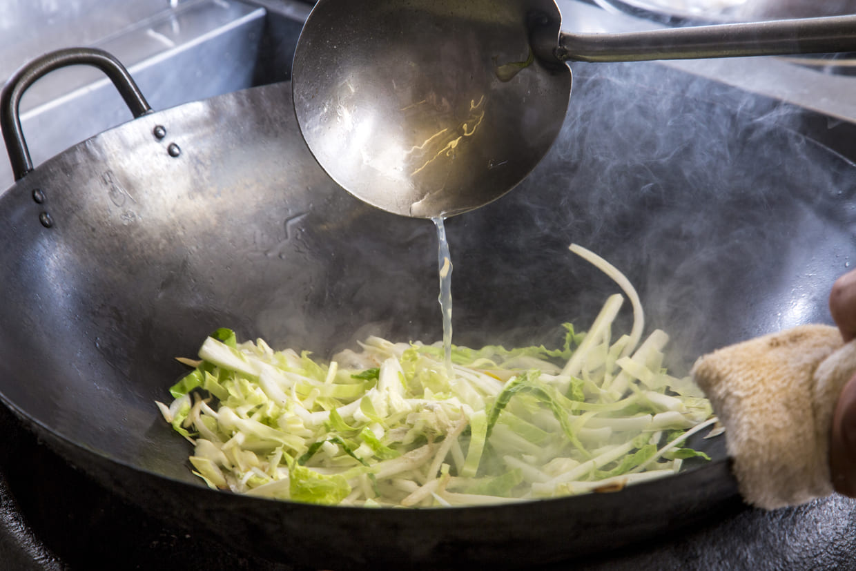 野菜を炒める