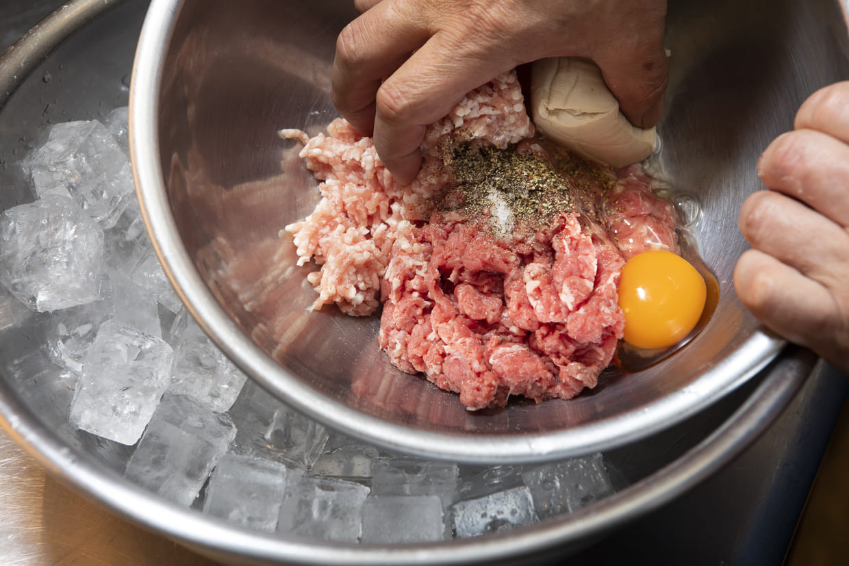 氷水で冷やしながら牛肉を練る