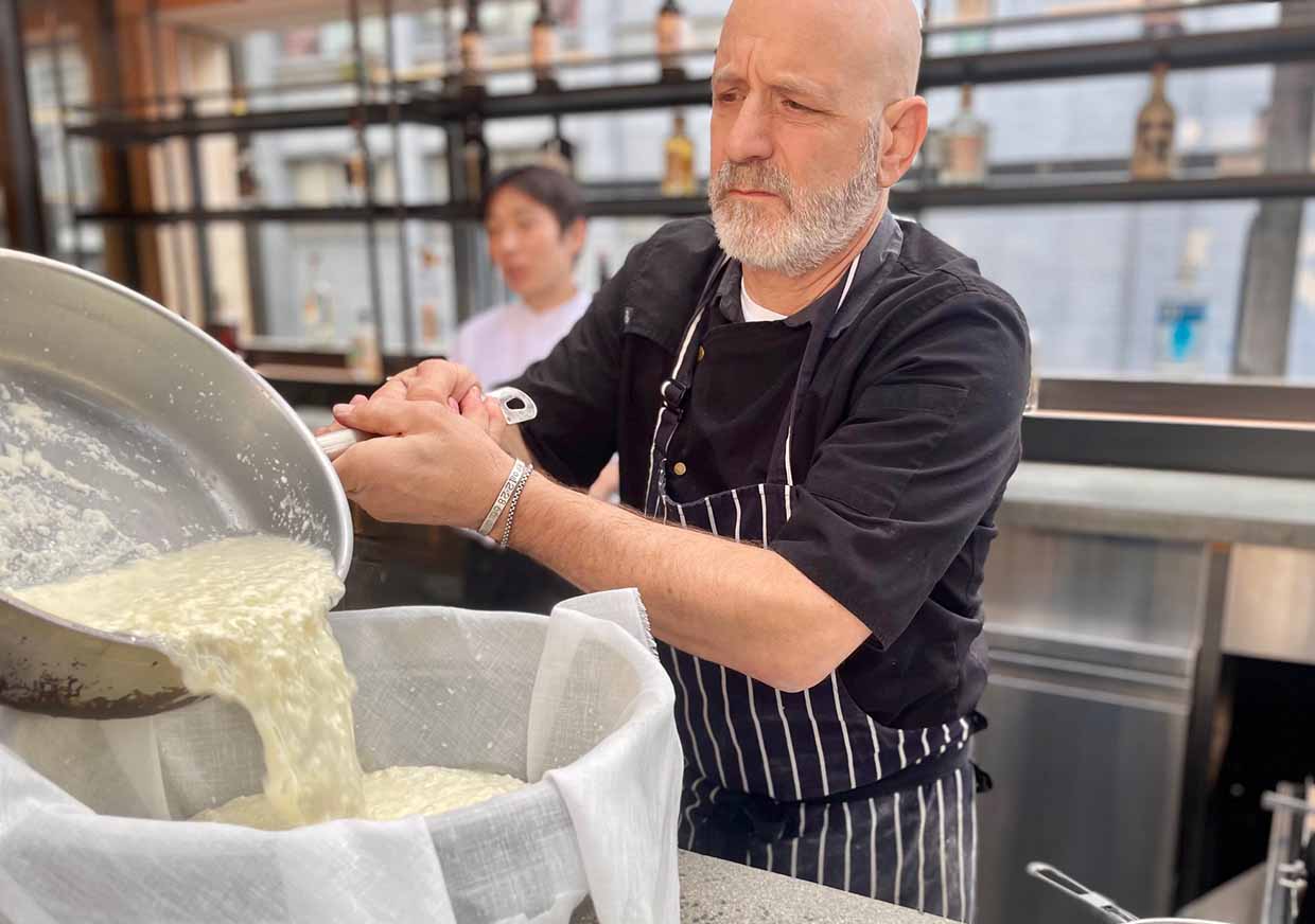 マーク・ヴェトリシェフがリコッタチーズを仕上げる