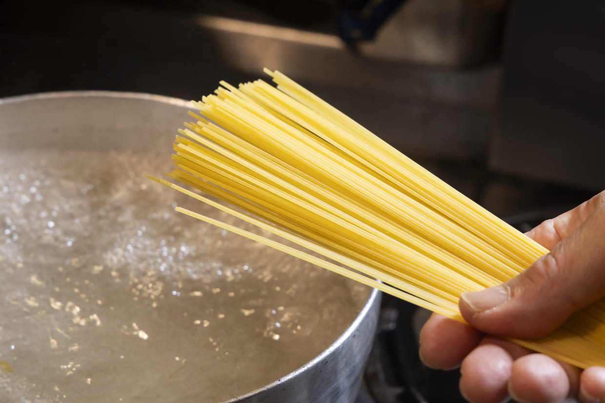 スダチ果汁で味変も！「ホタルイカの塩辛オイルパスタ」フェデリーニを茹でる