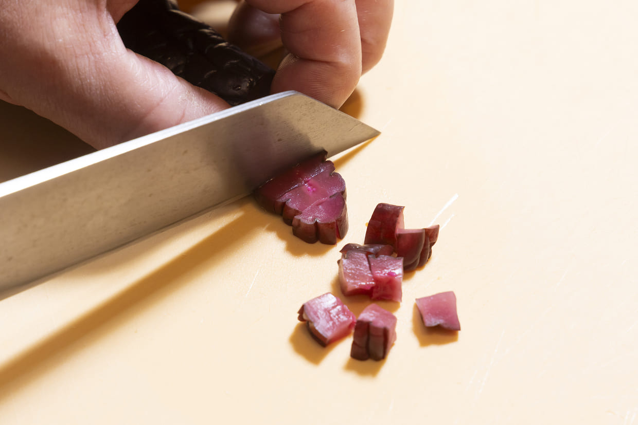 牡蛎醤油で味わう「納豆のカッペリーニ」柴漬けを切る