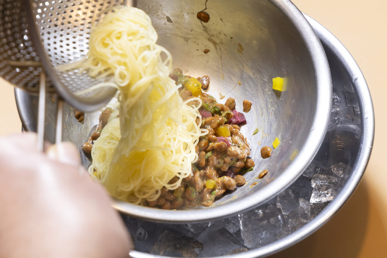 牡蛎醤油で味わう「納豆のカッペリーニ」冷やしながら和える