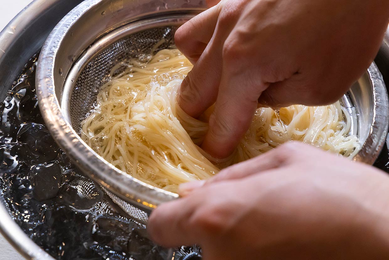「春菊ジェノべーゼの冷製パスタ」カッペリーニを急冷する