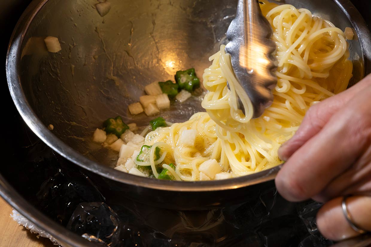 「スパサラ」ねばねば野菜を絡める