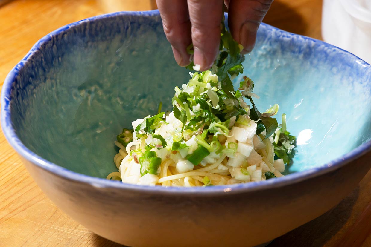 ねばねば和風味の「スパサラ」─『ハシヤとナカセ』のいますぐレシピ
