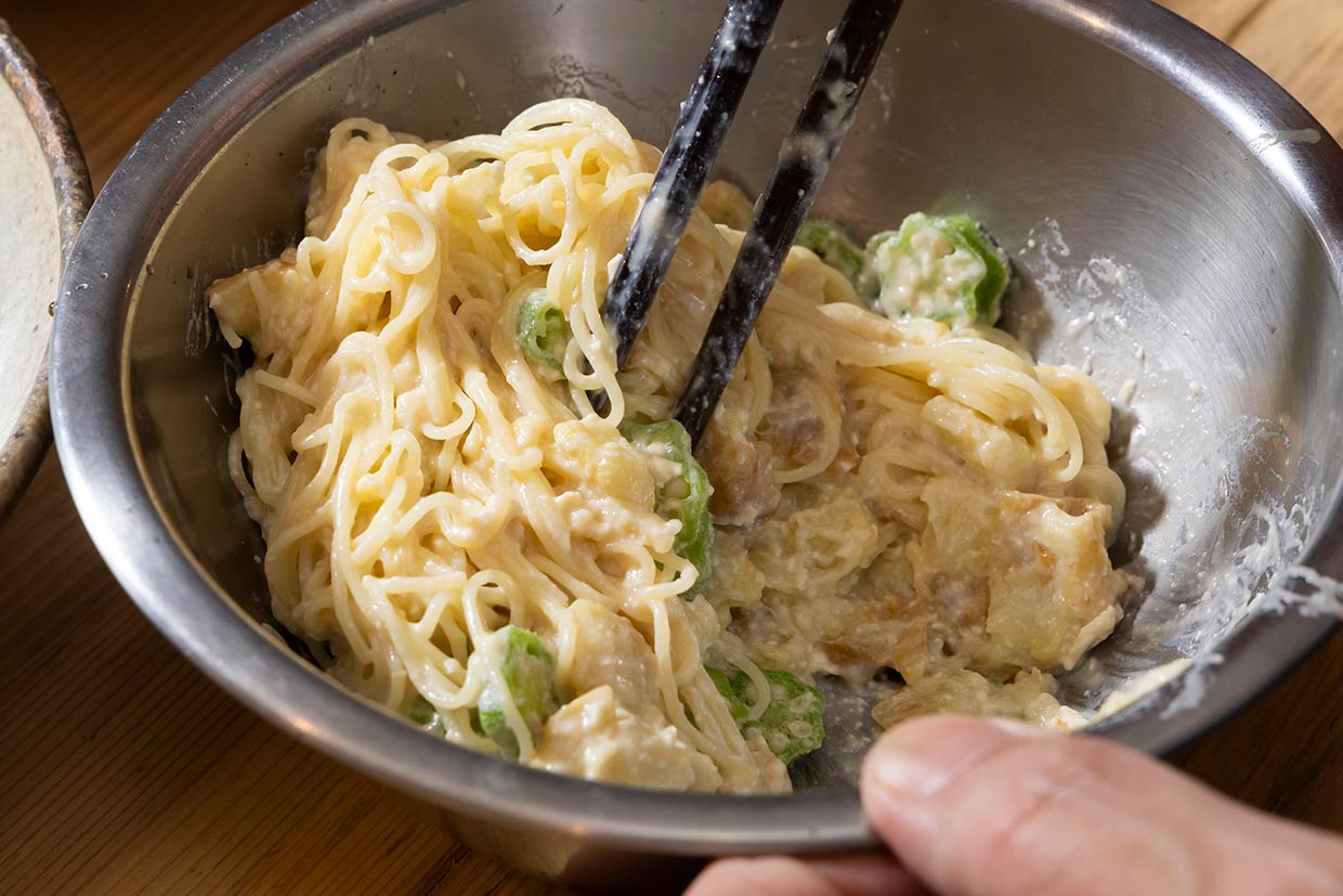 「鱧と焼き茄子の冷製パスタ」仕上げる