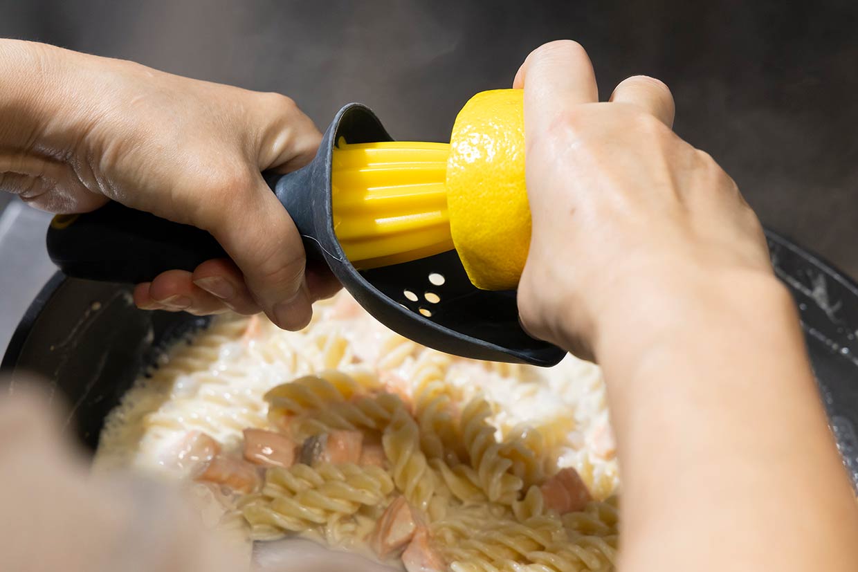 「サーモンのレモンクリームパスタ」レモン果汁