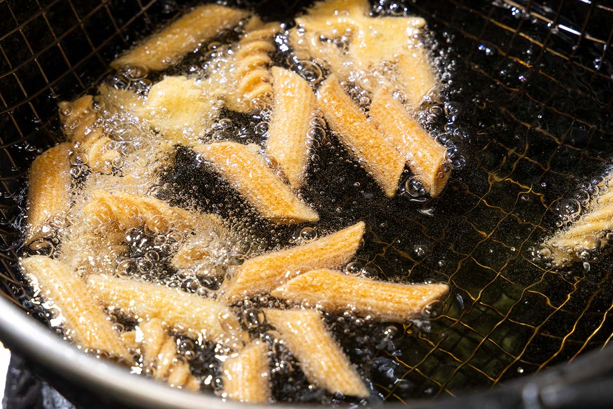 「フライドパスタ 3種のディップと」パスタを揚げる
