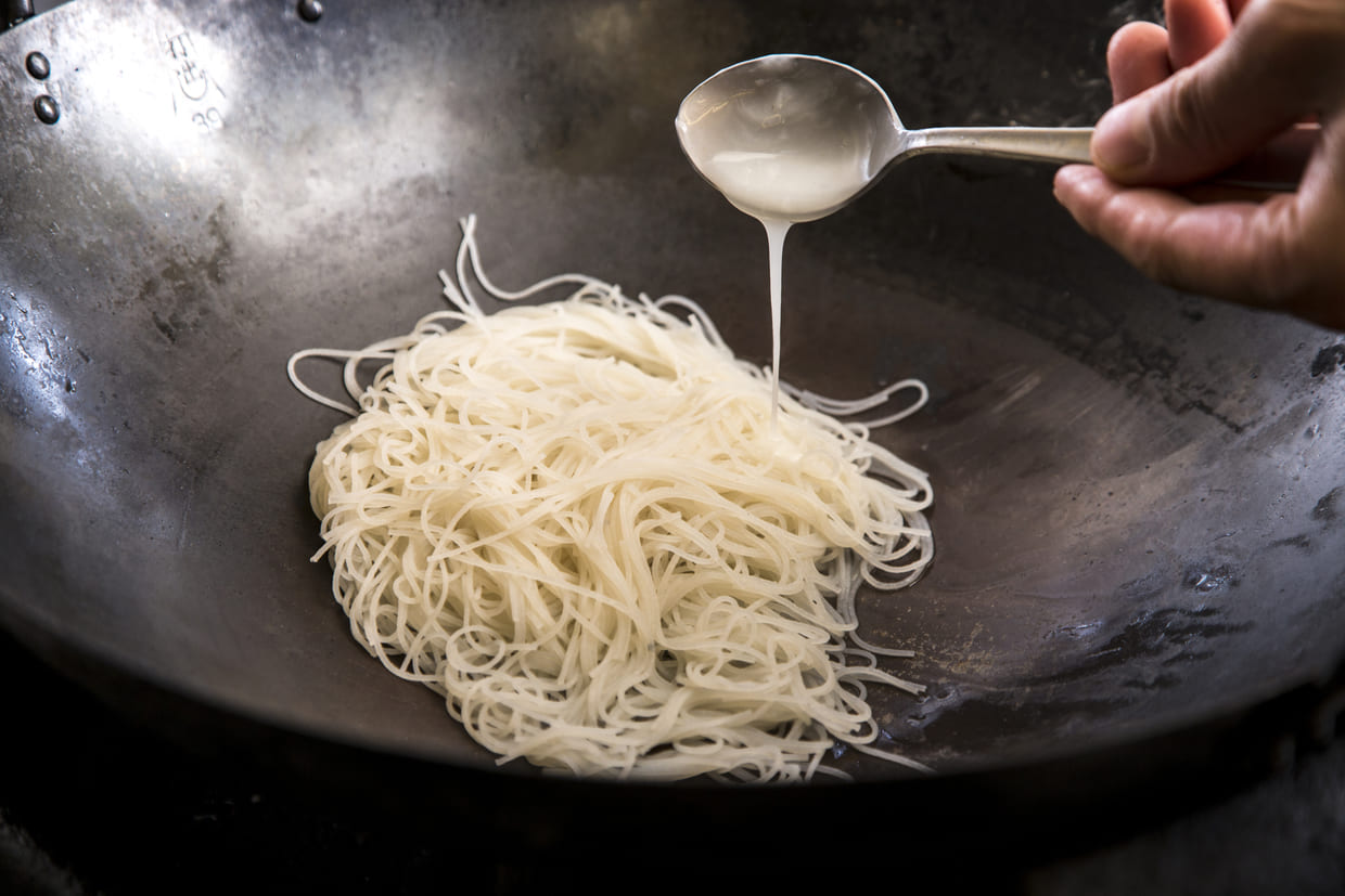 焼きビーフンのレシピ、ラードを絡める