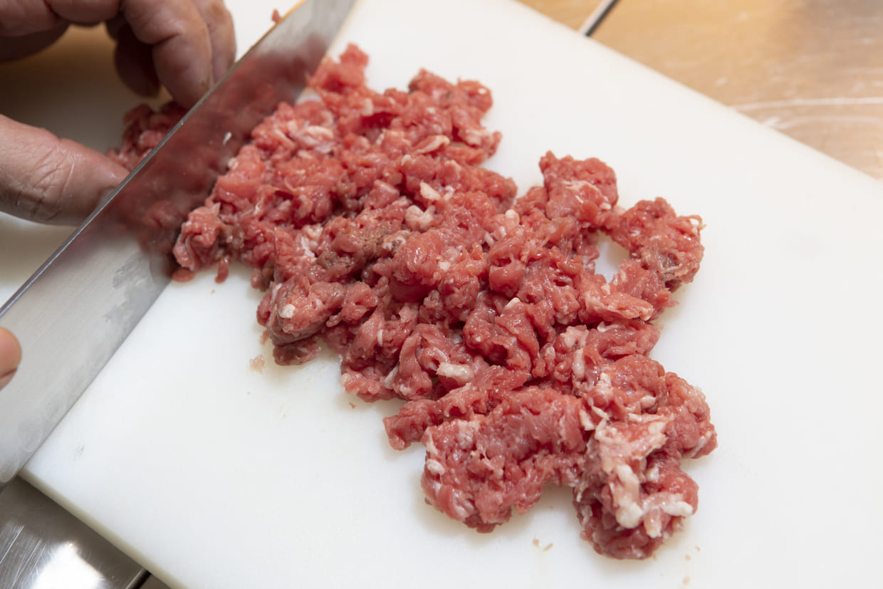 デミ風煮込みハンバーグ レシピ、粗く刻む