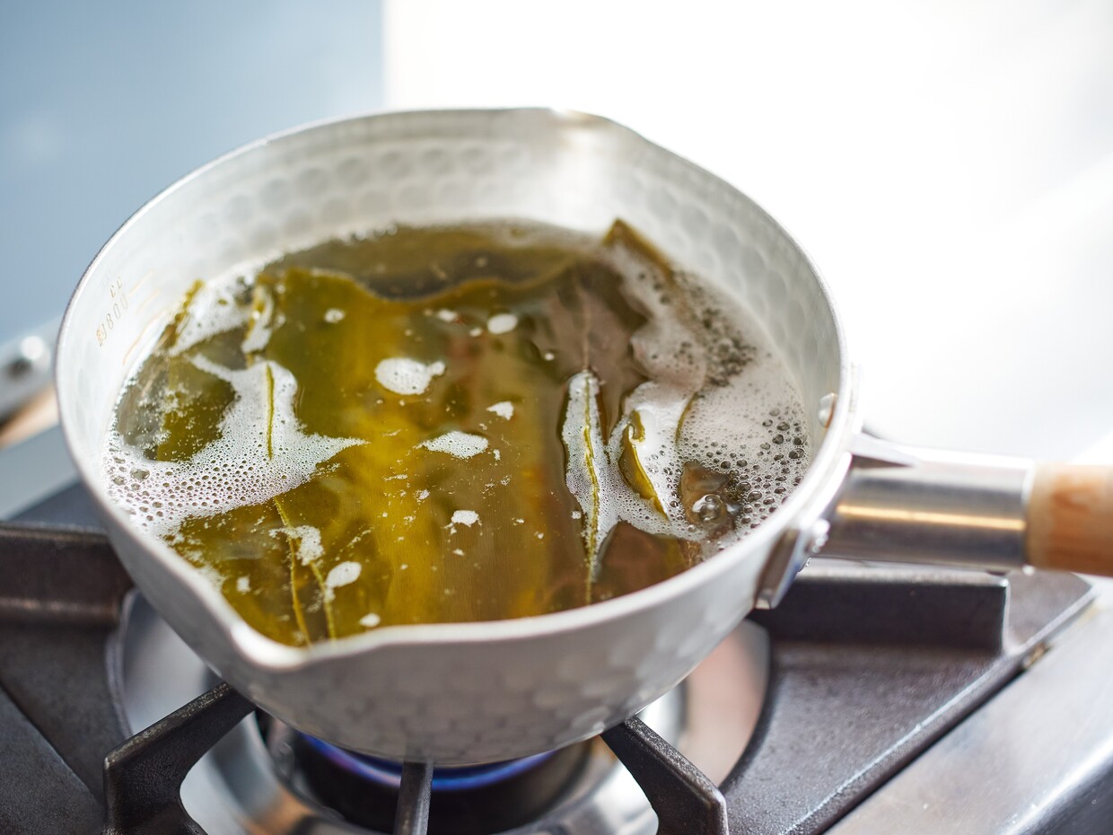 白味噌ぞうにセットの作り方、だしを引く