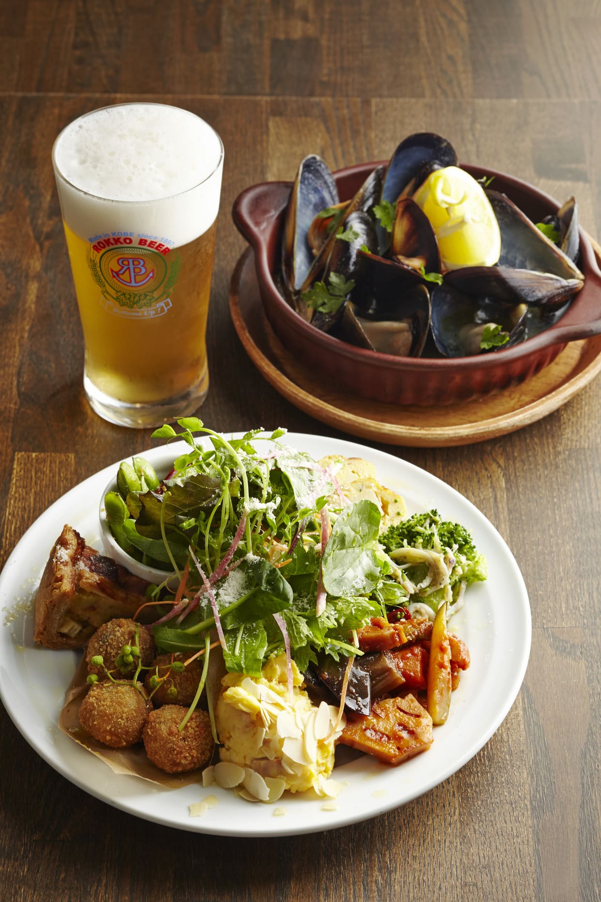 『スターボード』「前菜盛り合わせ」、「ムール貝のビール蒸し」