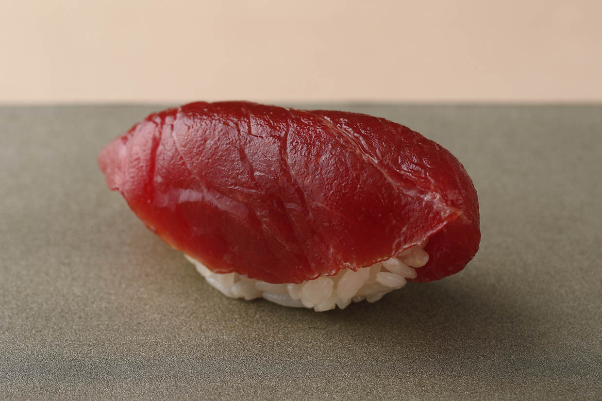 京都・北大路『鮨かわの』のにぎり。マグロのヅケ