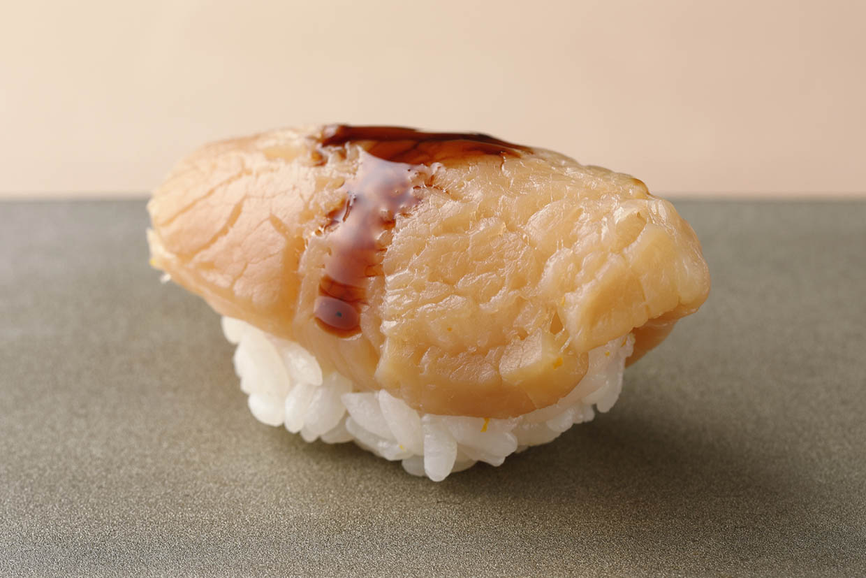 京都・北大路『鮨かわの』のにぎり。煮ホタテ。