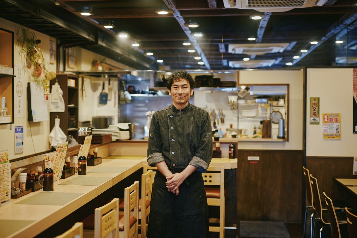 『とんかつ一番2deux』内観、店長の井村さん