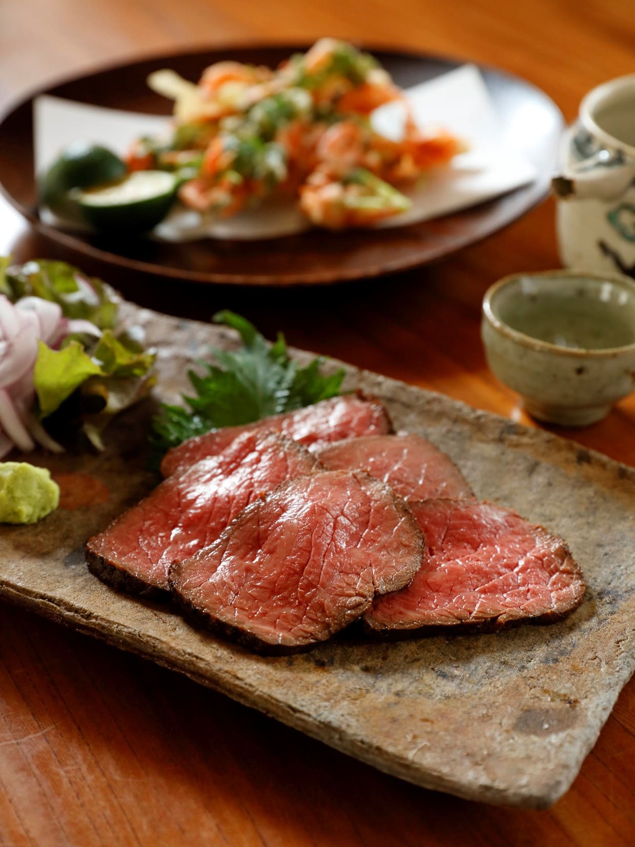『白扇』のローストビーフと桜エビのかき揚げ。