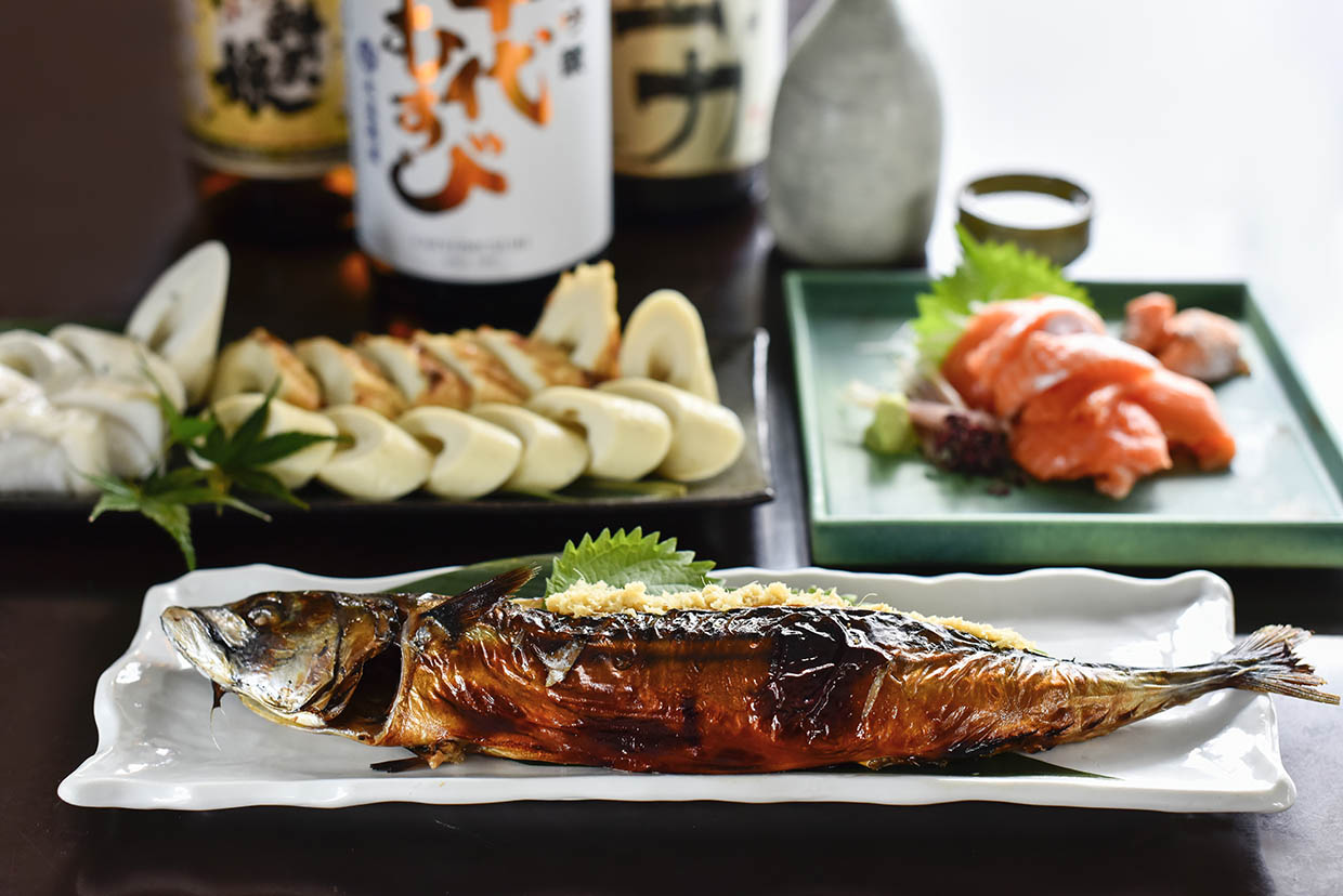 『郷音』の焼き鯖一本やとうふちくわ