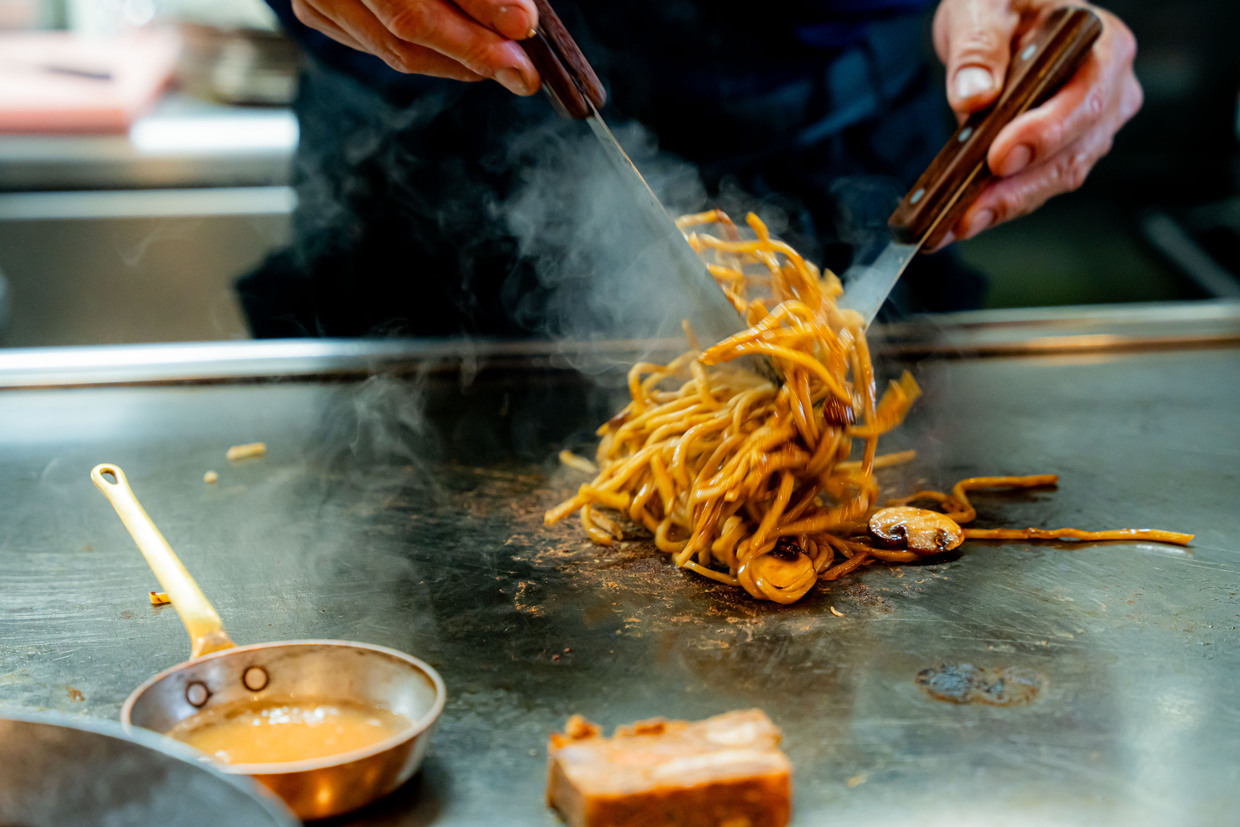 神戸『鉄板ビストロQuatre』の「ボロネーゼ風焼きそば」