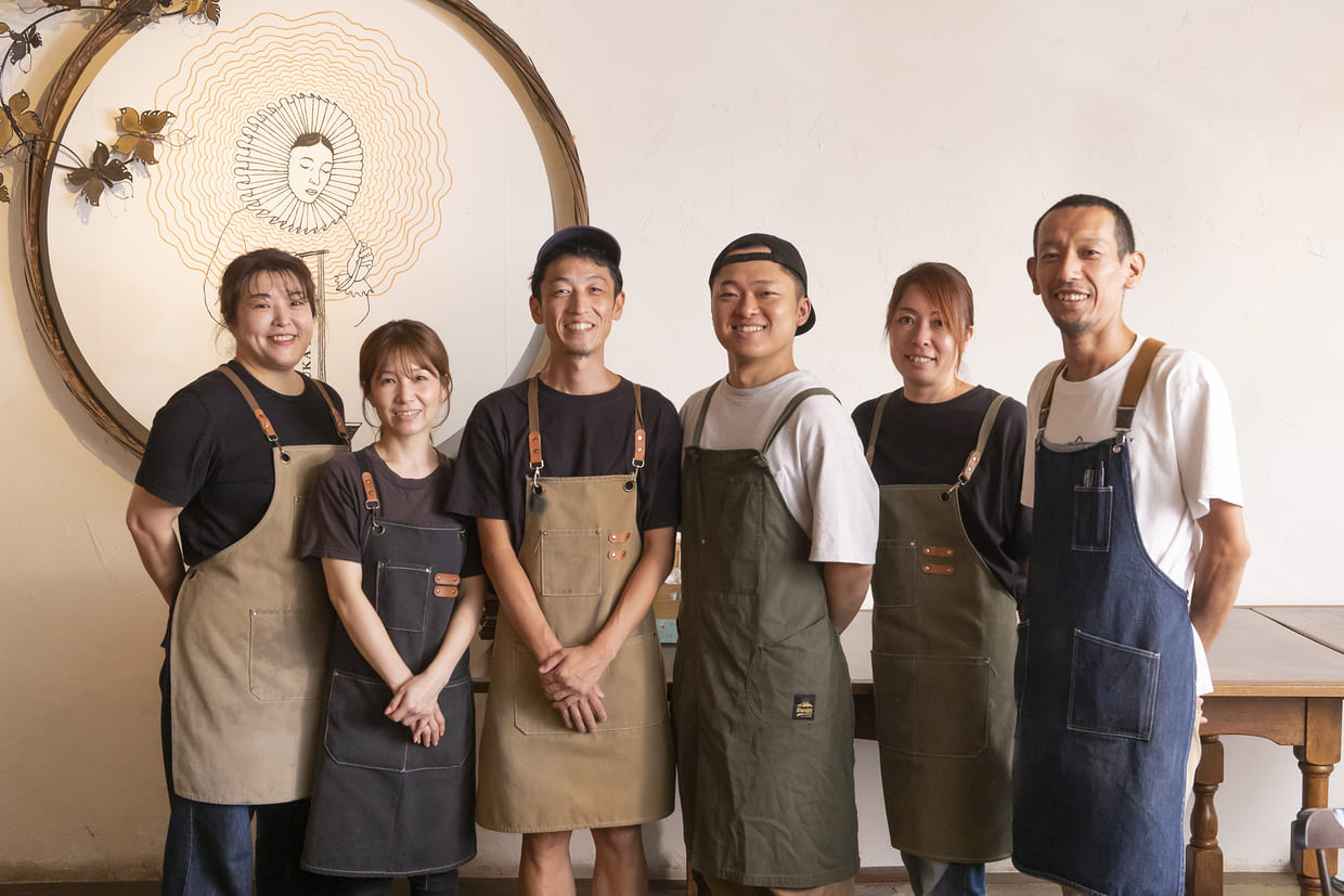 蛍池のみつか坊主、店主の斉藤光典さんとスタッフ。