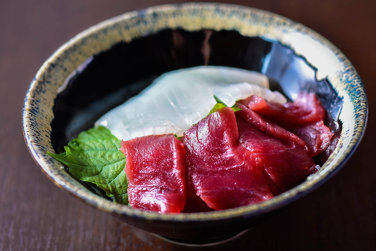 『ペルケ』本マグロと白イカの紅白丼