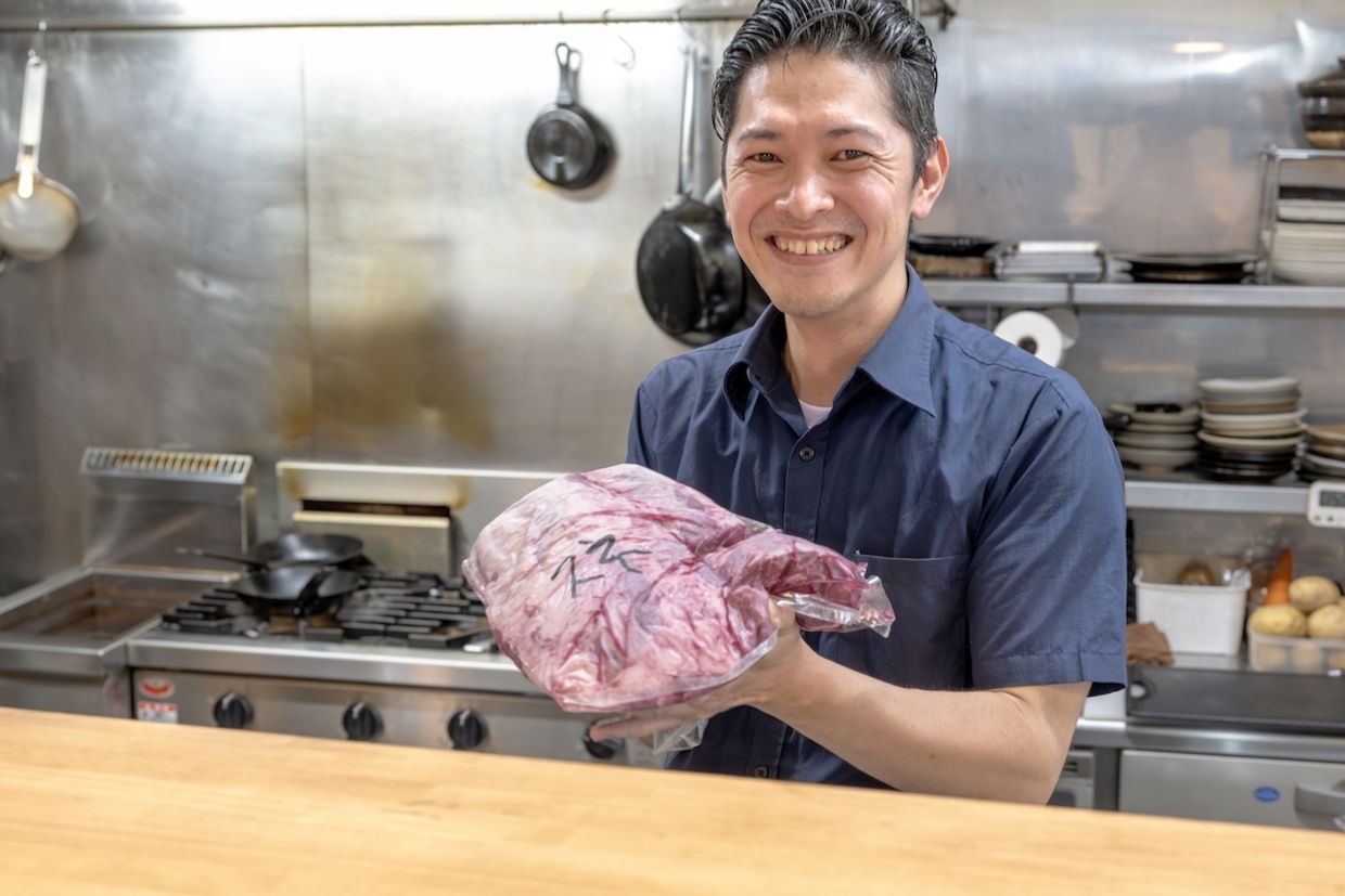 『肉洋食オオタケ』康貴さんとスネ肉塊