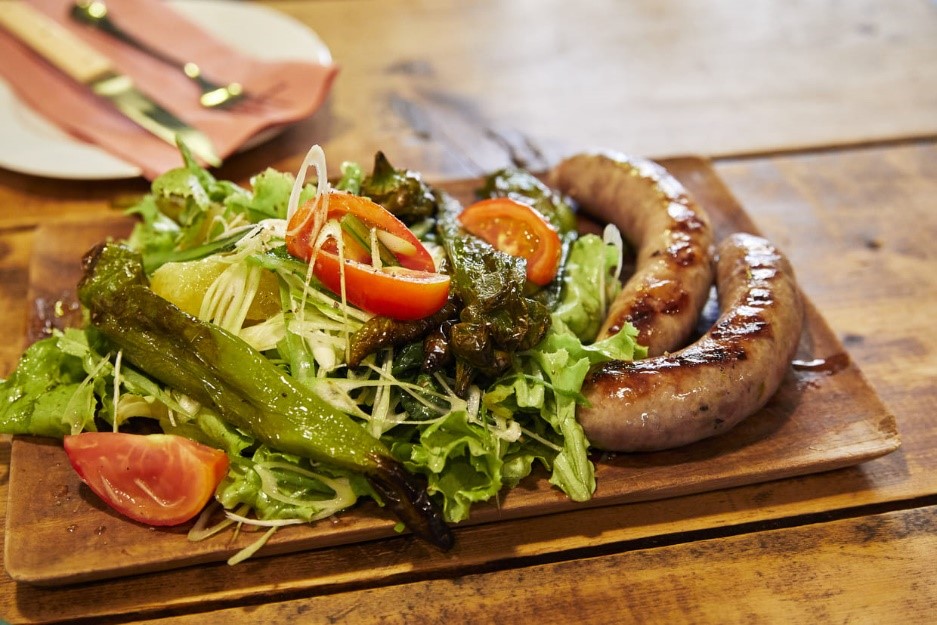 京都・神宮丸太町『Salsiccia! DELI』の「サルシッチャと薬味サラダ」