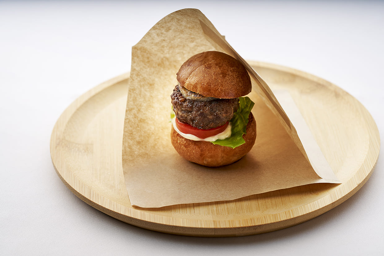 『ラ・メゾンブランシュ』の鹿肉とブルーチーズバーガー