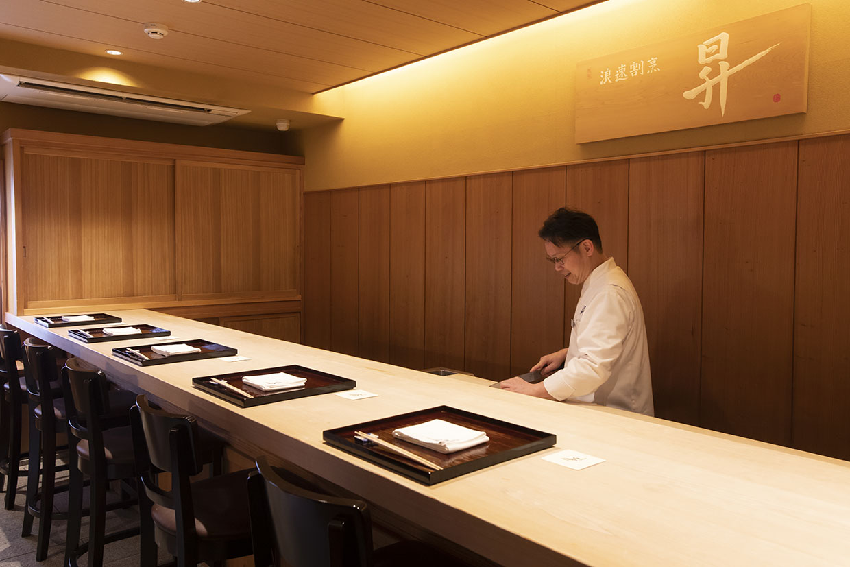 『浪速割烹 昇』の店内＆店主