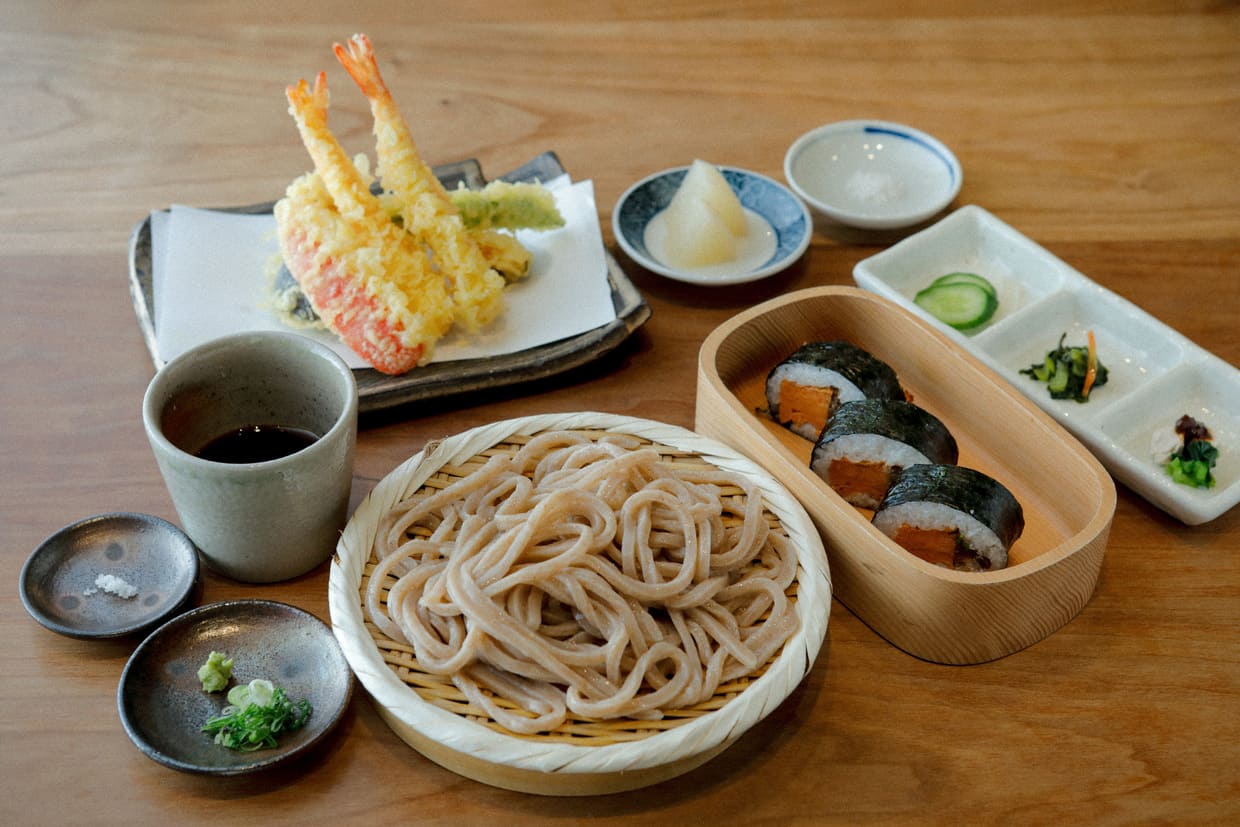 太巻き寿司・海老天ぷらとおうどんの膳