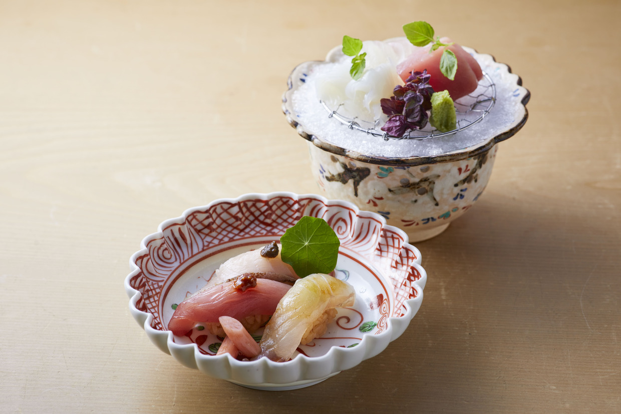 姫路『懐石 鷺風』の「お造り」（奥）と「寿司」（手前）