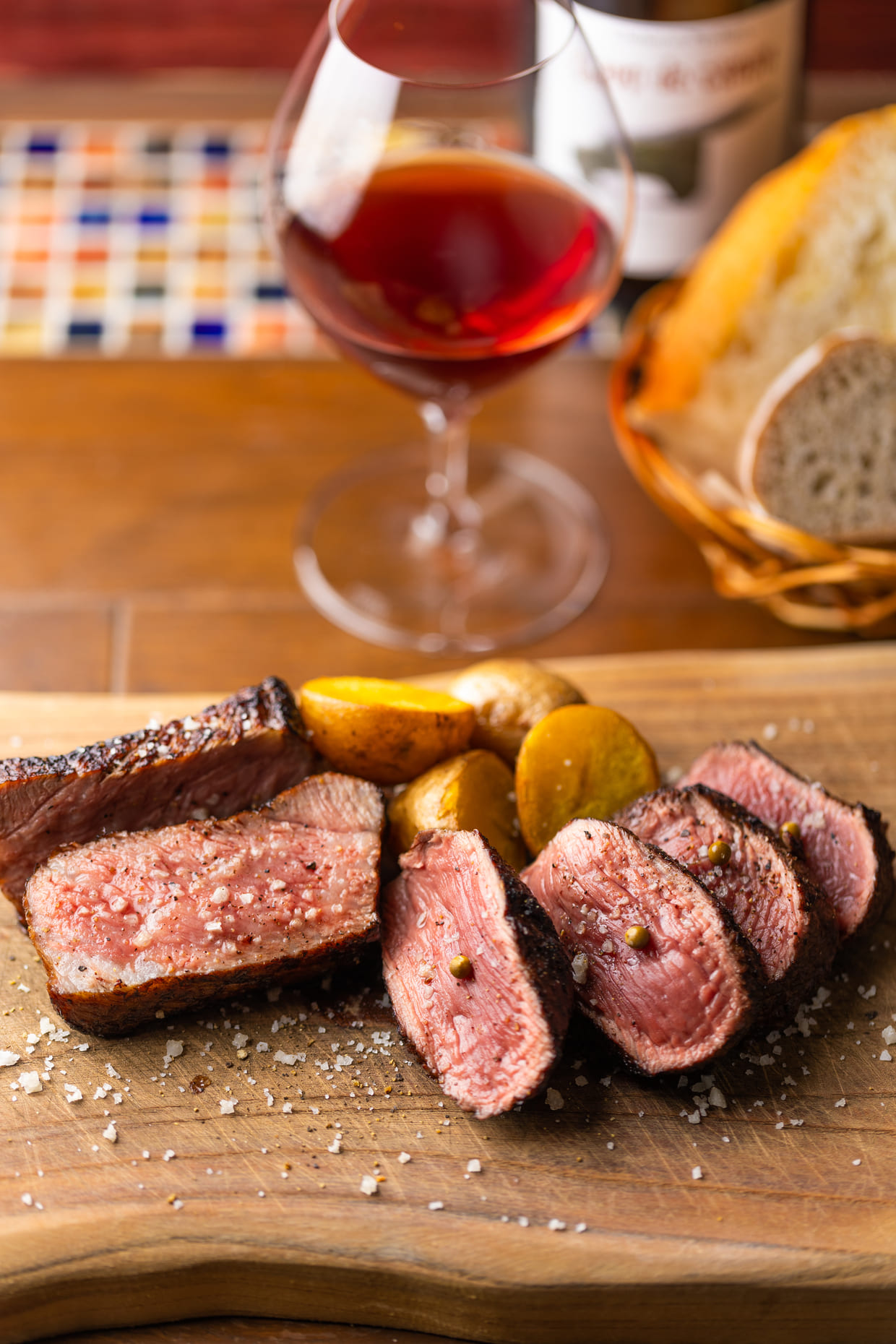 『メッシタ パーネ エ ヴィーノ』の熟成肉の炭火焼食べ比べ