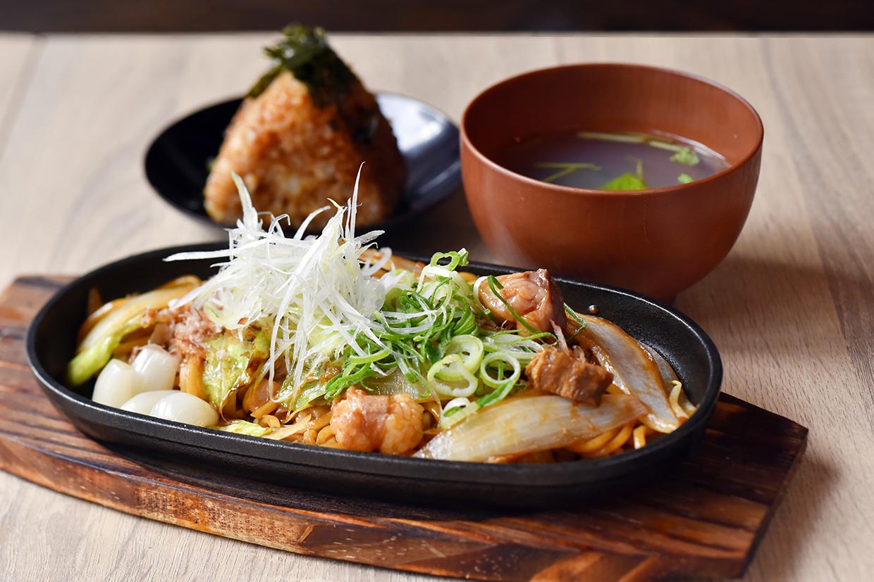 『ニュー白兎』のホルモン焼きそば（鳥取ブラック味）