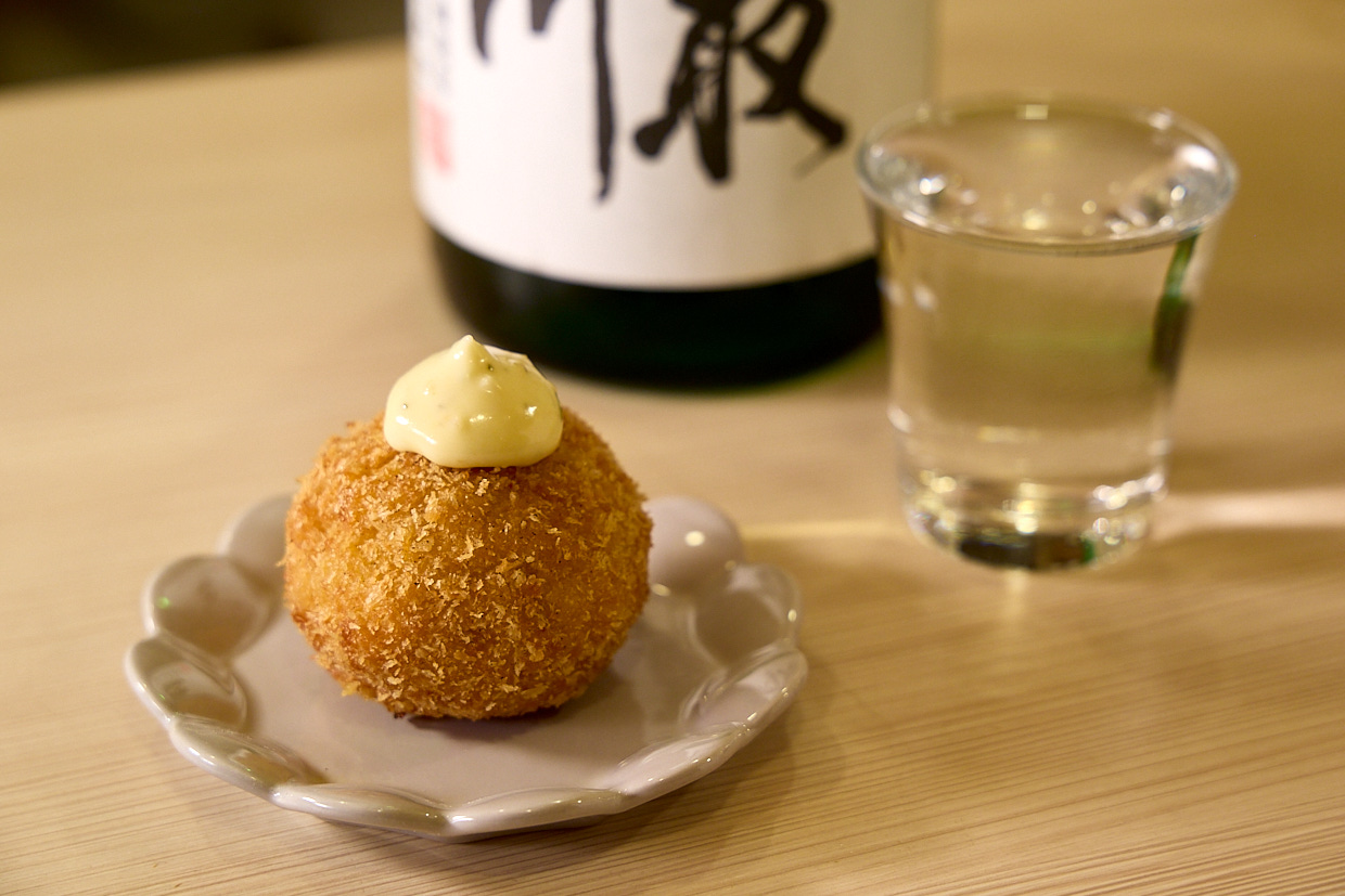 『立ち呑み 魚 酒 うどん マルキ』マルキコロッケ、日本酒