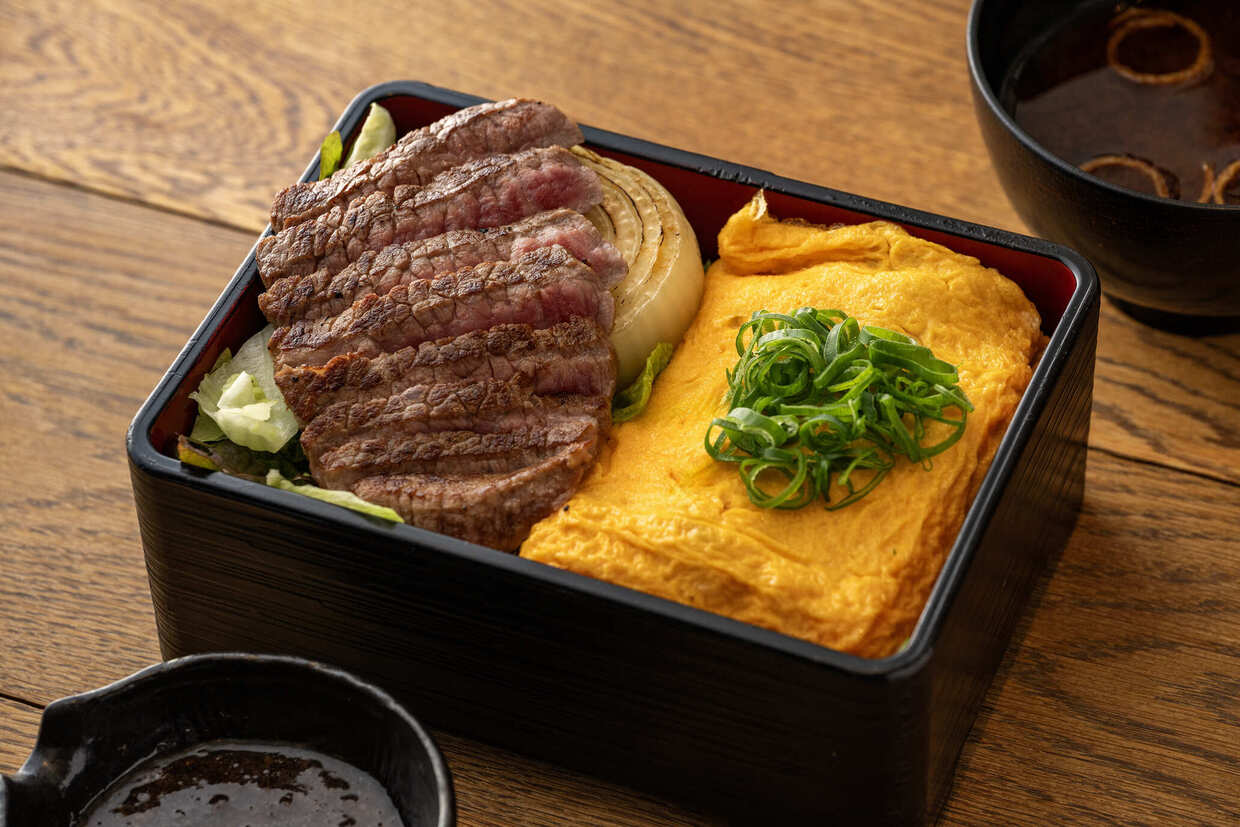 『洋食あじと』あじと名物肉重〜ミニ肉玉のせ〜