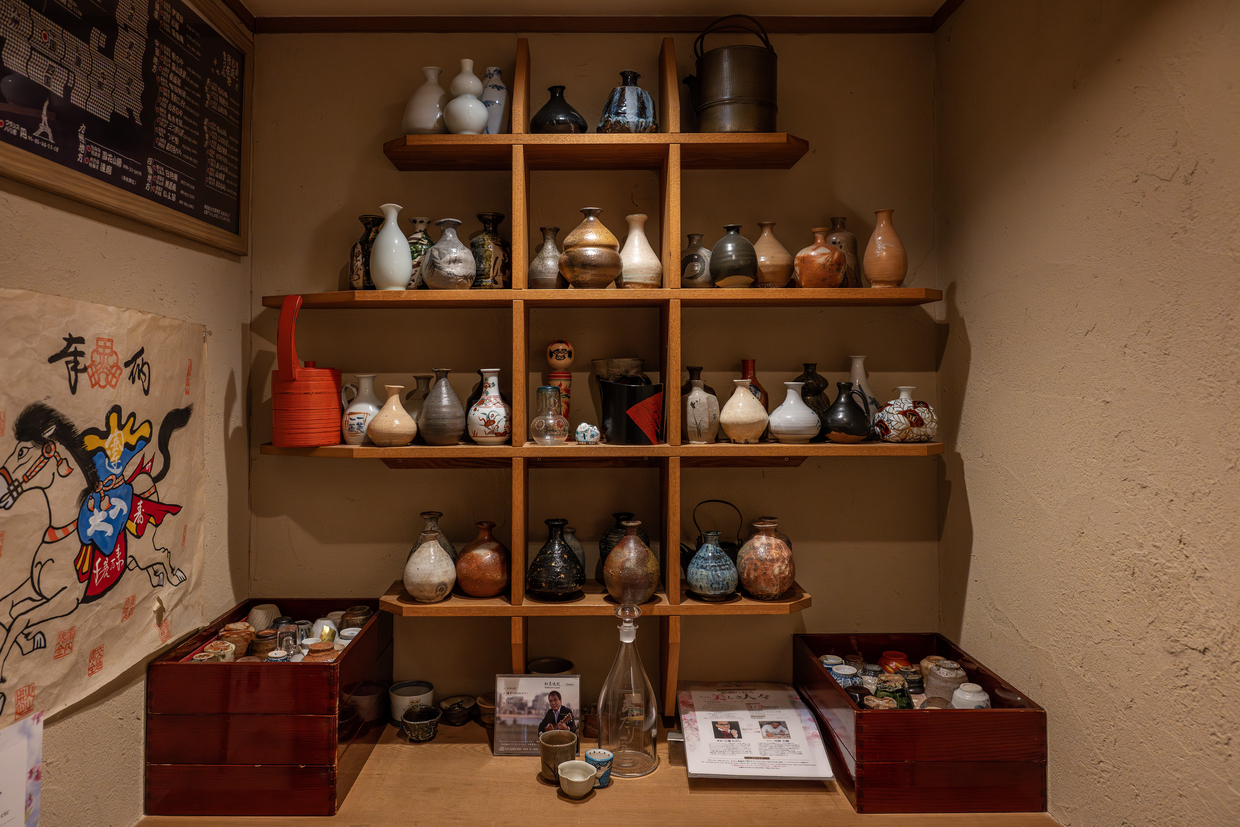 『そば・料理 あたり屋』酒器の棚