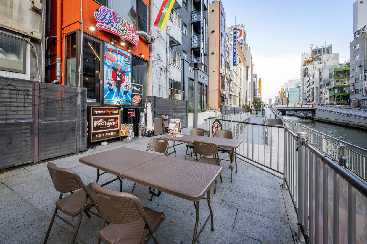 『肉ya! 道頓堀店』テラス席