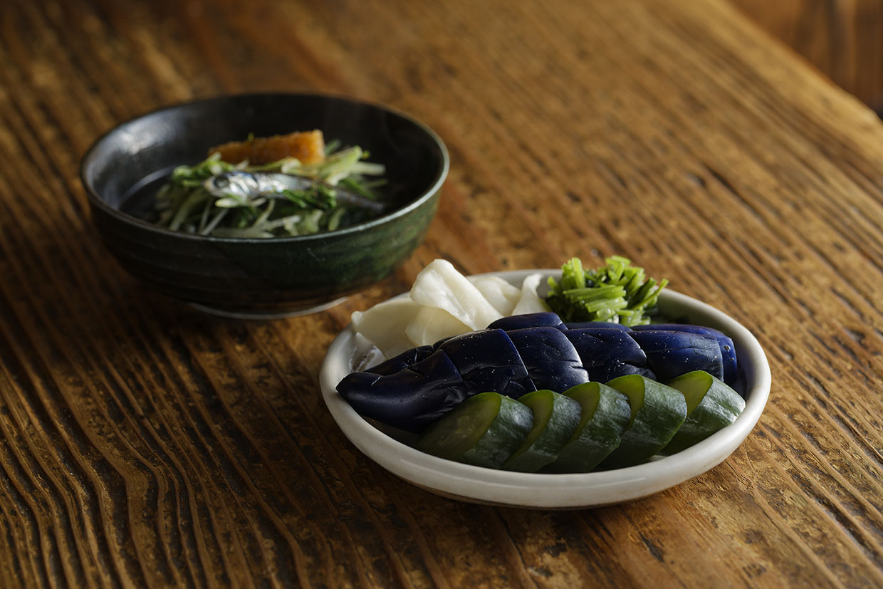 『れんこんや』の自家製漬物と菜っ葉煮