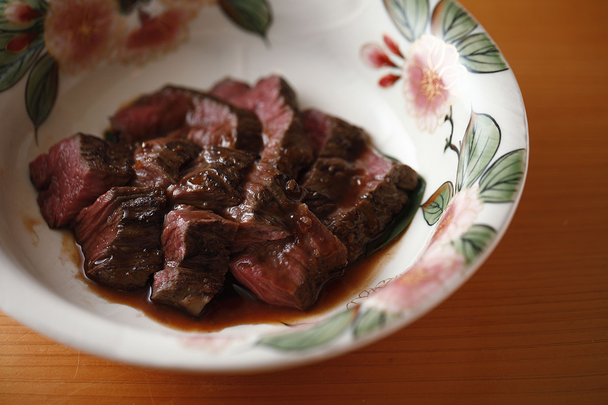 『子鴨』の馬肉ステーキ