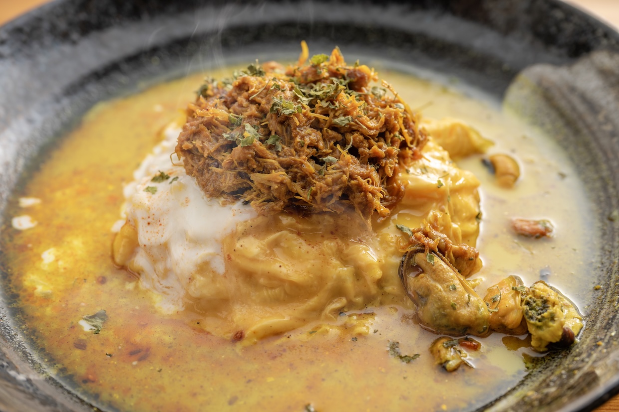 『あきらカレー』無水チキンと甘夏ライタがけスパイス炒飯とムール貝クリームオムカレー1